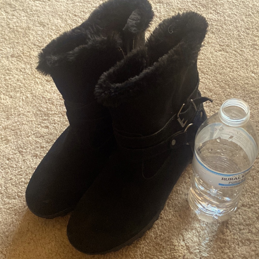 Ladies fur lined Khombu ankle boot.